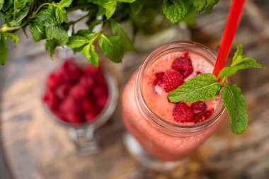 Böğürtlenli meyve suları ahşap bir masada