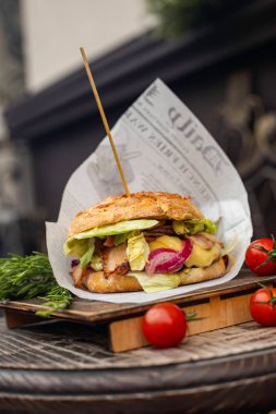 Hamburger, soğan ve salata.