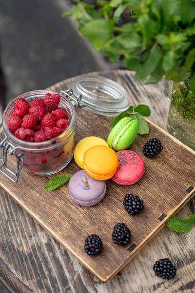 Tahta bir masada böğürtlenli kurabiye.