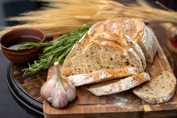 Brood Peper Knoflook Olie Een Houten Tafel — Stockfoto