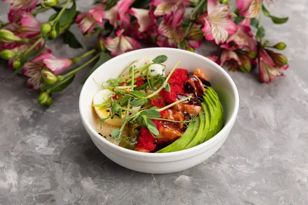 Gri arkaplanda dürtme