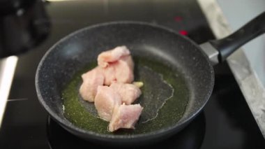 Hindi filetosunu tavada kızart.