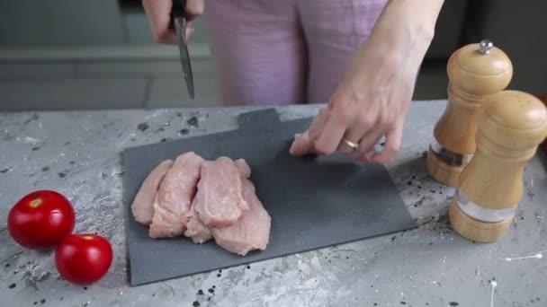 Putenfilet Auf Grauem Brett Schneiden — Stockvideo