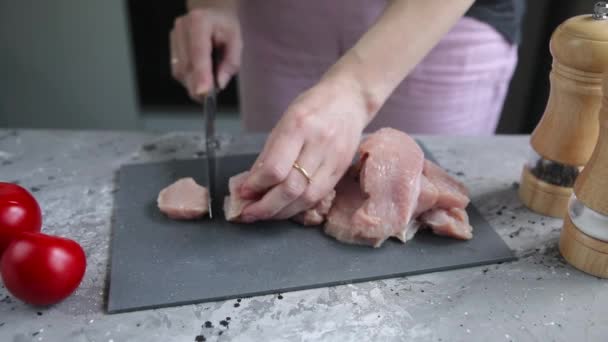 Putenfilet Auf Grauem Brett Schneiden — Stockvideo