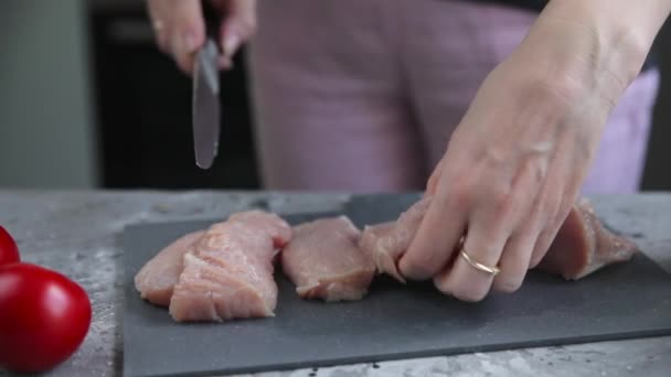 Putenfilet Auf Grauem Brett Schneiden — Stockvideo