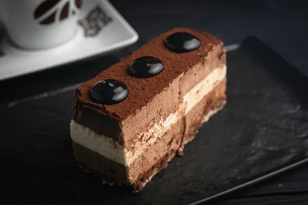 Mousse Francese Dessert Con Cioccolato Piatto Nero Uno Sfondo Scuro — Foto Stock