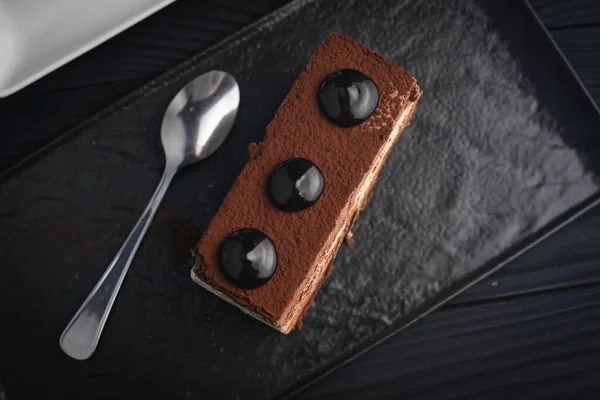 Postre Mousse Francés Con Chocolate Plato Negro Fondo Oscuro — Foto de Stock
