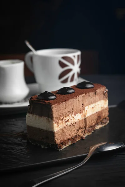 Französisches Mousse Dessert Mit Schokolade Auf Schwarzem Teller Und Dunklem — Stockfoto