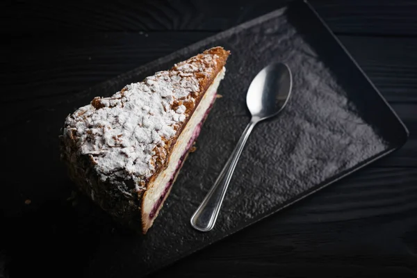Cheesecake Piatto Nero Con Cucchiaio Sfondo Scuro — Foto Stock