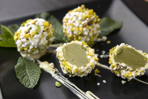 Schokoladenbonbons Mit Pistazienfüllung Auf Dunklem Hintergrund — Stockfoto