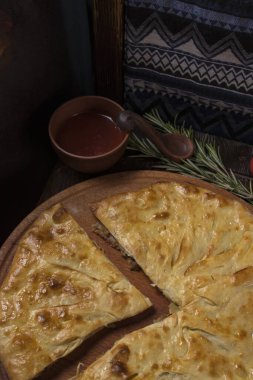 Misafirperver Gürcü mutfağı. Ahşap arka planda eti olan Khachapuri.