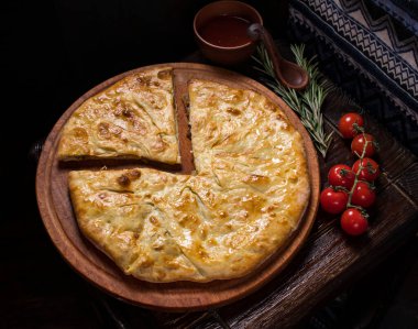 Misafirperver Gürcü mutfağı. Ahşap arka planda eti olan Khachapuri.