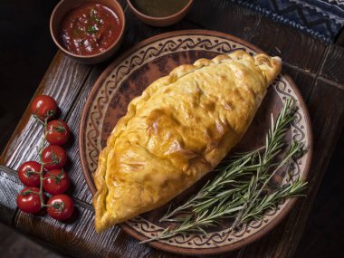 Misafirperver Gürcü mutfağı. Ahşap arka planda peynirli Khachapuri.