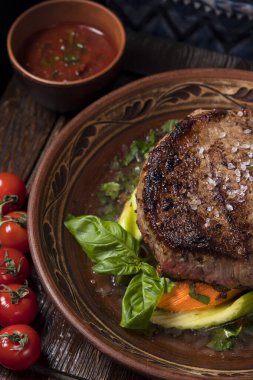 Etnik tabakta yeşil ızgara biftek. Gürcistan mutfağı