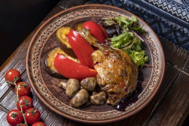 Misafirperver Gürcü mutfağı. Izgara tavuk budu.