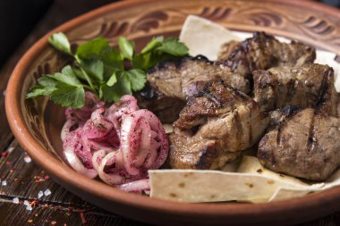 Pide üzerine ızgara et ve soğan turşusu.