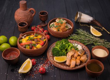 Misafirperver Gürcü mutfağı. Etnik tabaklarda lezzetli yemeklerle dolu.