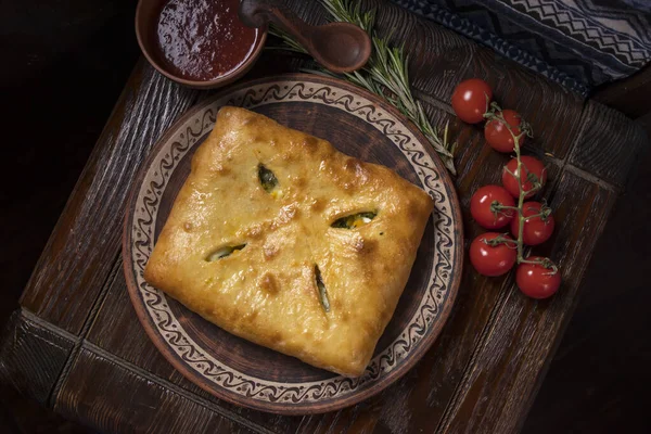 Ospitale Cucina Georgiana Khachapuri Con Carne Uno Sfondo Legno — Foto Stock