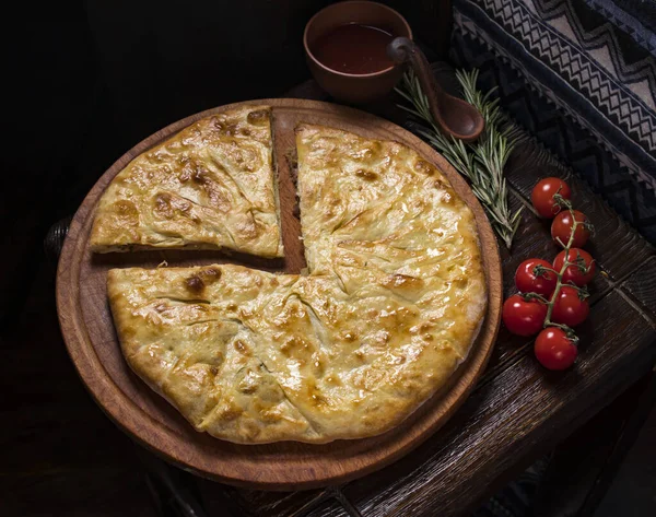 Gastfreundliche Georgische Küche Chachapuri Mit Fleisch Auf Einem Hölzernen Hintergrund — Stockfoto