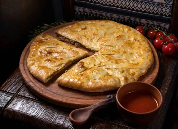 Misafirperver Gürcü mutfağı. Ahşap arka planda eti olan Khachapuri.