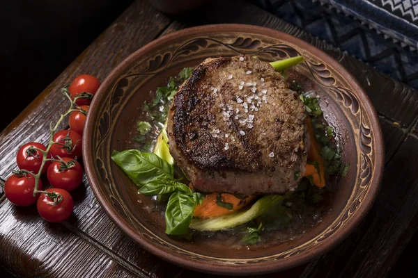 Grilovaný Steak Zelení Kulatém Etnickém Talíři Gruzínská Kuchyně — Stock fotografie