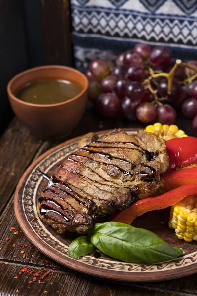 Steak Grillé Avec Des Légumes Verts Dans Une Assiette Ethnique — Photo