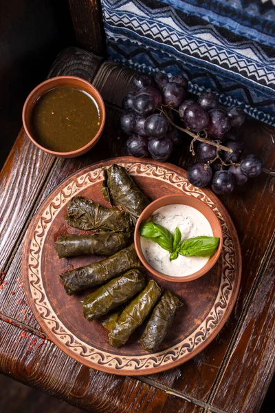 Georgiska Dolma Etnisk Tallrik Och Trä Bakgrund Georgisk Mat — Stockfoto