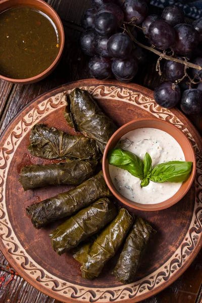 Dolma Georgiana Sobre Placa Étnica Fondo Madera Cocina Georgiana — Foto de Stock