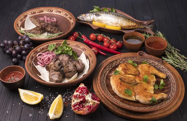 Гостинна Грузинська Кухня Смачна Їжа Етнічних Плитах — стокове фото