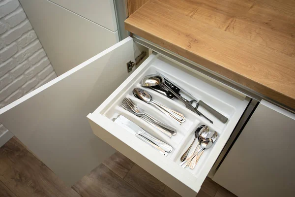 Modern bir mutfakta mutfak aletleri olan çekmeceler.
