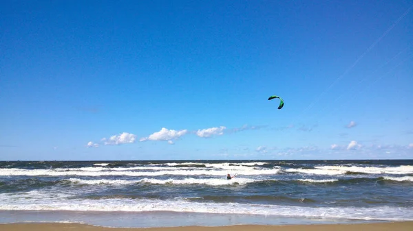 カイトサーフィンビーチ 海の休暇 青い空 青い水 スポーツ カイトとボード 強風でスポーツ — ストック写真