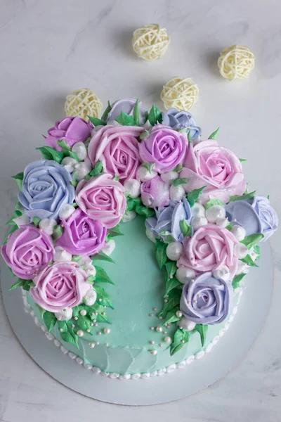 Bolo saboroso com rosas de creme de casamento, aniversário. Bolo bonito e elegante. Turquesa em uma mesa de mármore. Vista superior — Fotografia de Stock