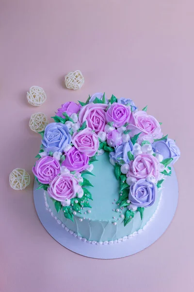 Tasty cake with cream roses for wedding, birthday. Beautiful, fashionable cake. Turquoise color on a pink background. Top view — Stock Photo, Image