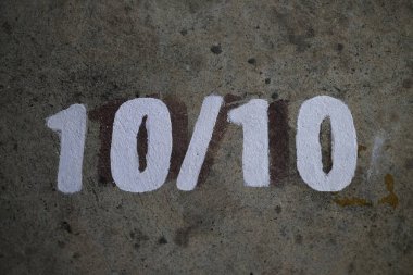 Mükemmel bir skor ya da 10 üzerinden 10. Sanat yolu arkaplanındaki beyaz metin