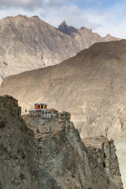 Hoper buzulu yakınlarındaki ıssız dağlarda kayaların tepesine inşa edilen Hunza vadisi Pakistan kuzey bölgeleri.