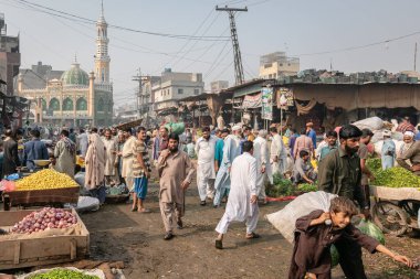 Lahore, Pakistan. Ekim: Lahor toptan sebze pazarında yoğun ticaret