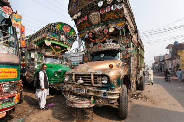 Lahore, Pakistan: Pakistanlı kamyon dekorasyon sanatçıları. Renkli Jingle kamyonları bakım