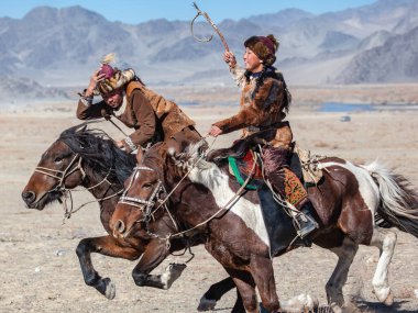 Ulgii, Moğolistan, Ekim Altın Kartal Festivali Geleneksel Kazak oyunları at kovalama çifti
