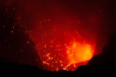 Yasur volkanı patlaması Tanna Adası lav patlaması
