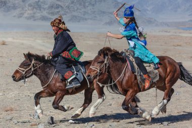 Ulgii, Moğolistan, Ekim Altın Kartal Festivali Geleneksel Kazak oyunları at kovalama çifti