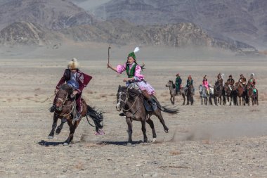 Ulgii, Moğolistan, Ekim Altın Kartal Festivali Geleneksel Kazak oyunları at kovalama çifti