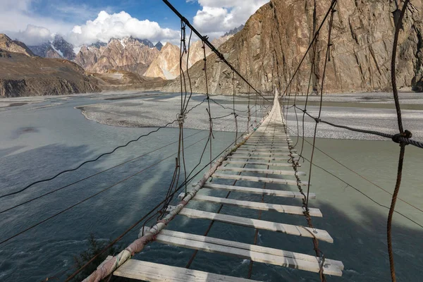 Hussaini Puente Colgante Passu Cones Cordillera Paisaje Rocoso Huzza Río —  Fotos de Stock