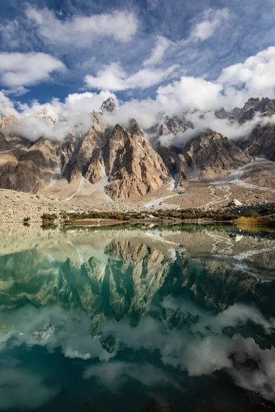 Passu Conos Karakorum Montaña Reflexión Espejo Lago Nublado Hermoso — Foto de Stock