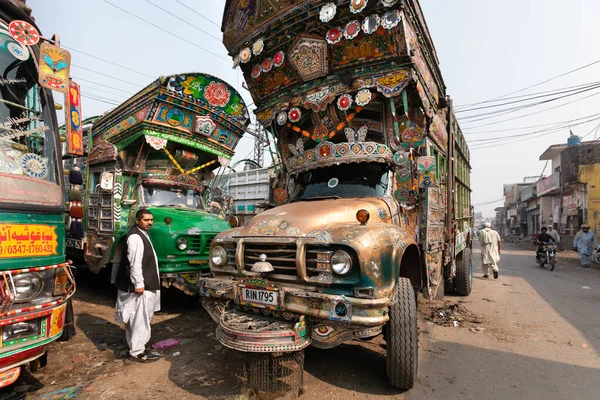 Lahore Pakistan Pakistanska Lastbilsdekoratörer Färgglada Jingle Lastbilar Underhåll — Stockfoto