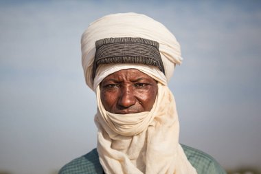 Ingall, Nijer: Geleneksel türbanlı Tuareg adamı