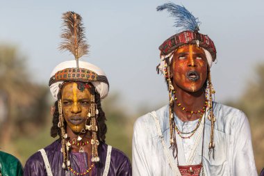 Mbororo Wodaabe, Curee Satış Festivali 'nde renkli geleneksel kıyafetlerle güzellik yarışması düzenliyor. 