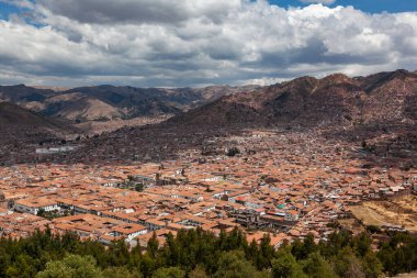 Panorama manzaralı tarihi merkez Cusco Peru kırmızı çatıları plaza armas