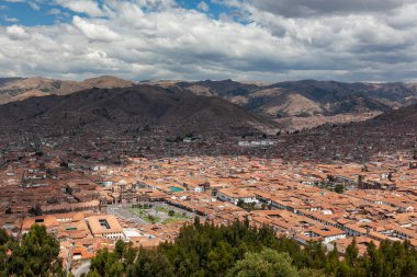 Panorama manzaralı tarihi merkez Cusco Peru kırmızı çatıları plaza armas