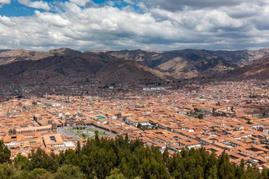 Panorama manzaralı tarihi merkez Cusco Peru kırmızı çatıları plaza armas