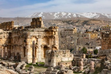 Lübnan, Baalbek - Mart 2020: Roma harabeleri, Jüpiter 'in tapınağı unesko dünya mirası, karla kaplı dağlar